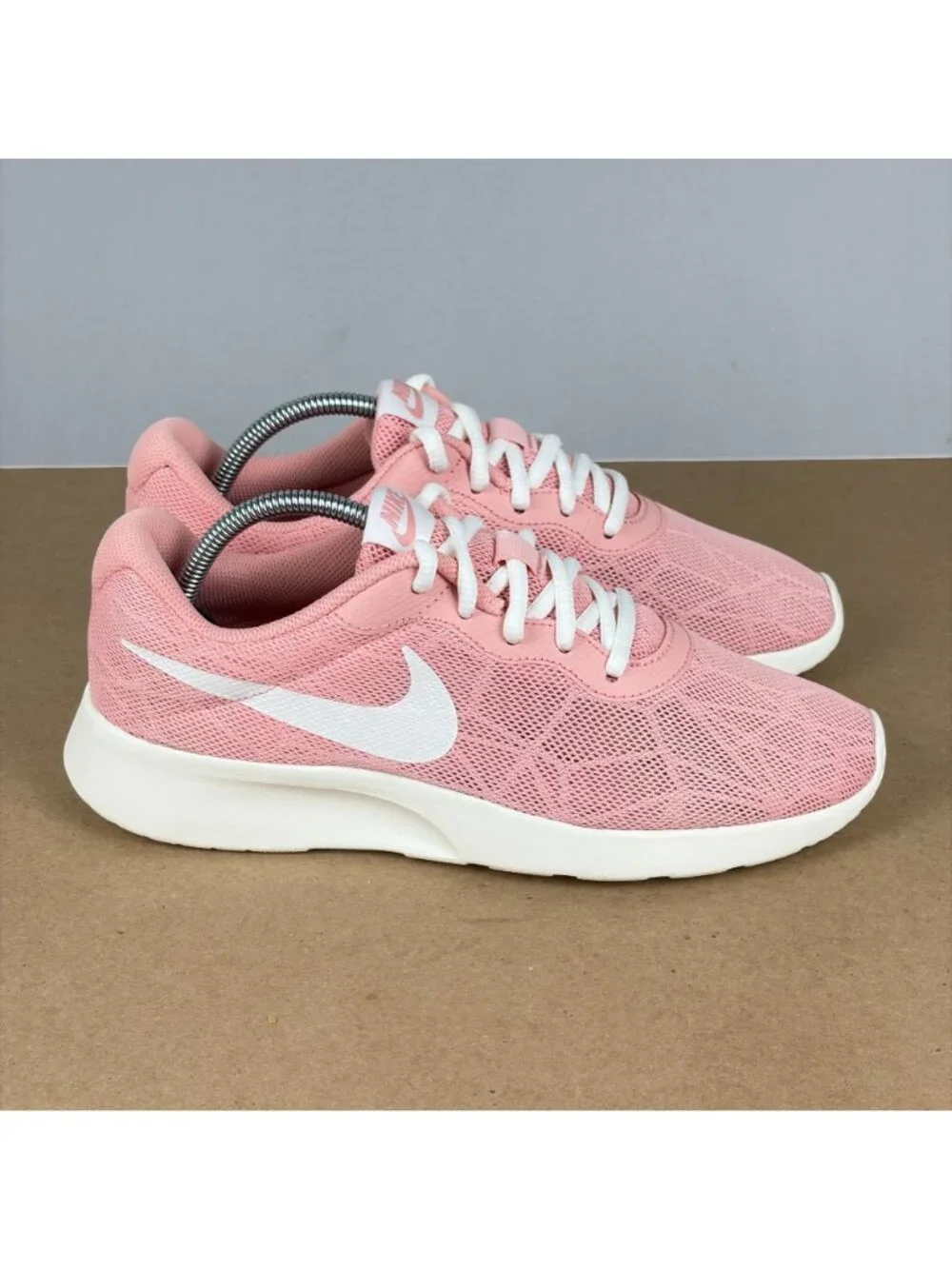 Nike Tanjun SE Coral Stardust Sail Athletic Shoes Womens 8.5 Pink White Low Top
